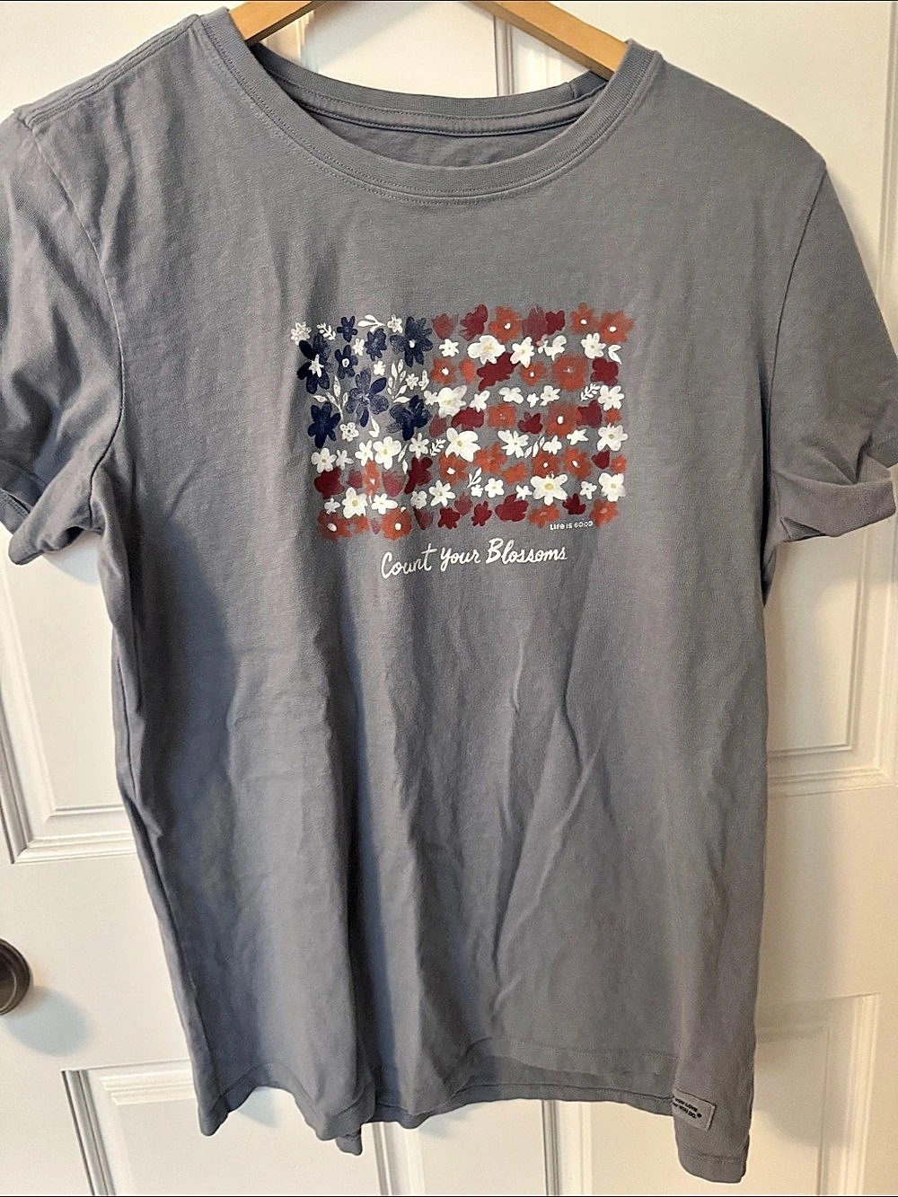 Life is Good Women's Count Your Blossoms USA Flag Crusher Tee Size Large